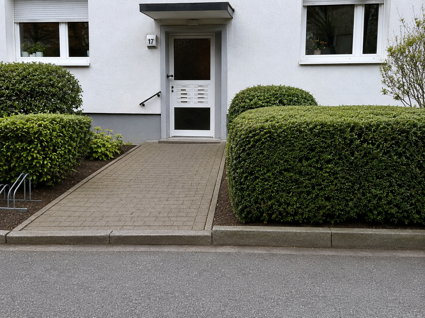 Gepflegter Eingangsbereich nach Hausmeisterarbeiten