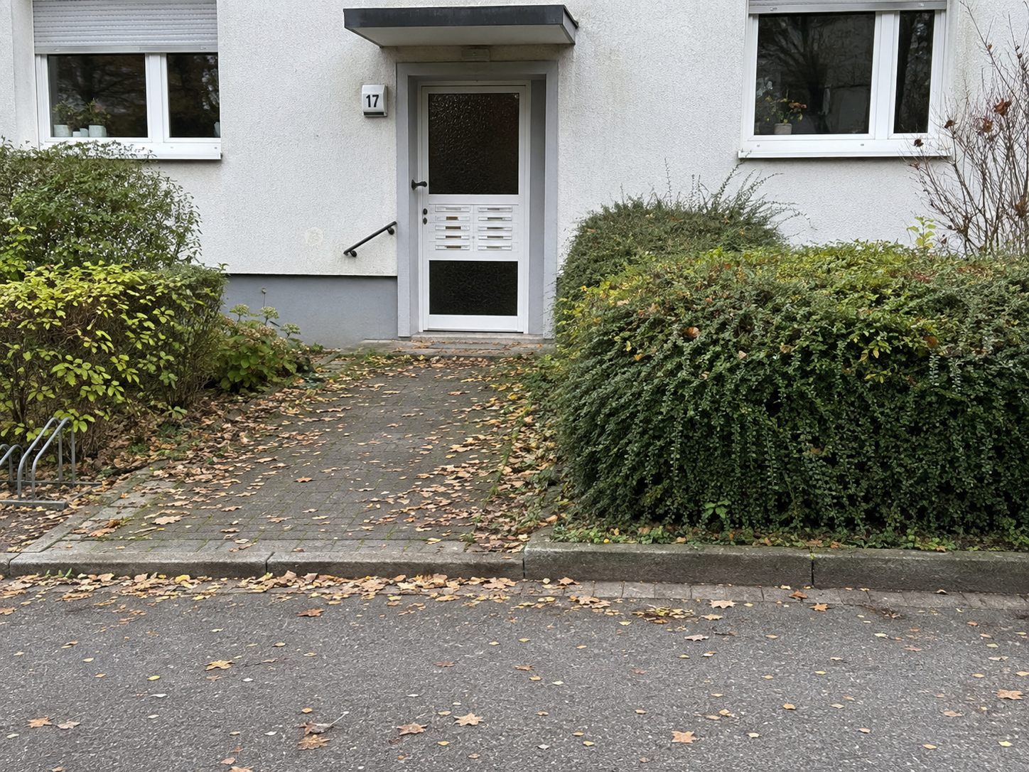 Eingangsbereich vor Hausmeisterarbeiten